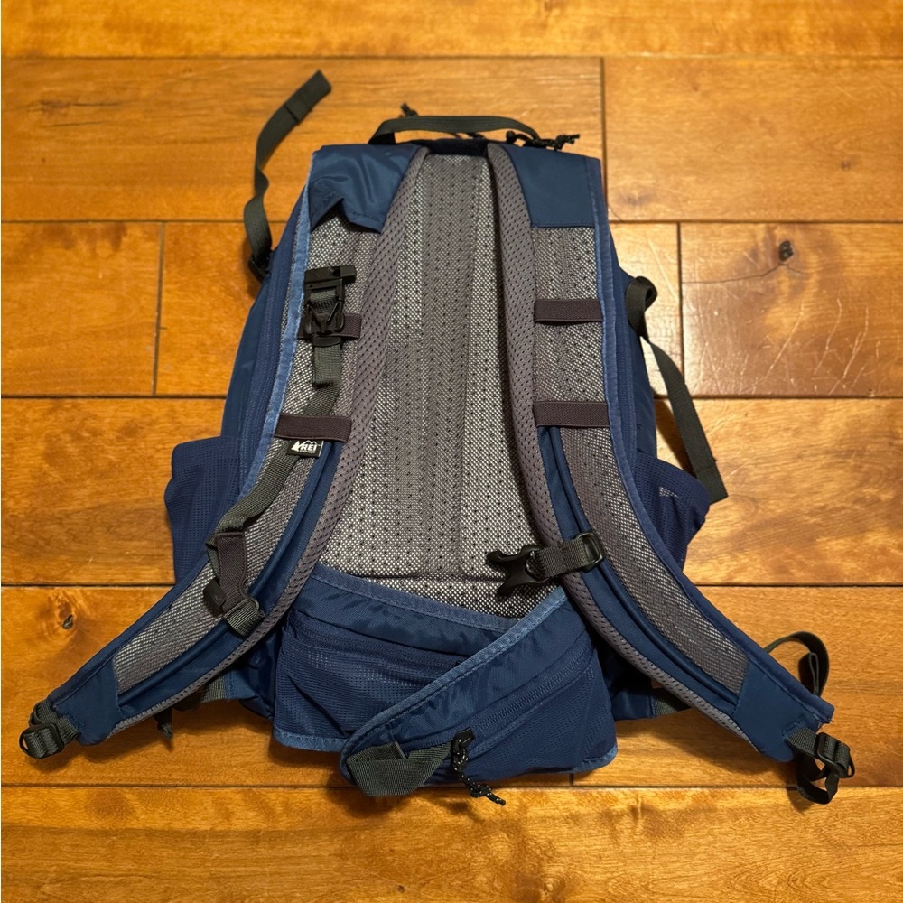 REI Navy Blue Men's Backpack - Picture 2 of 3
